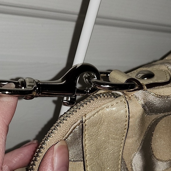 Coach Poppy - Picture 9 of 17